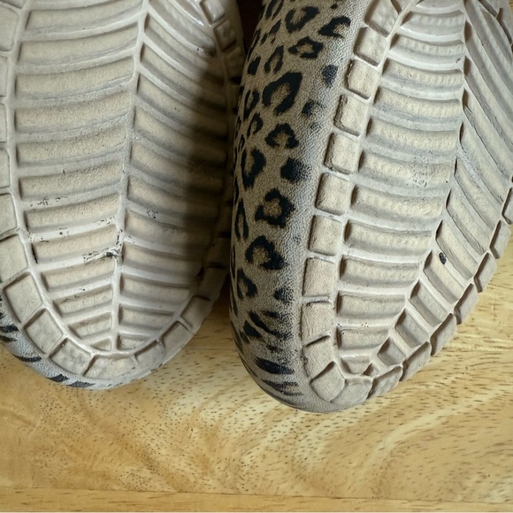 Crocs Kadee Ballet Flat Leopard Animal Print Sz 7 Slip On Work Comfort Casual - Picture 4 of 9